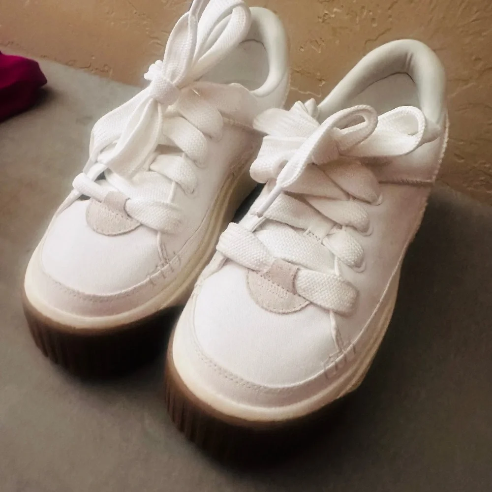 Ugg Women’s EX Duzzit Essential lace up platorm sneakers in white. 10